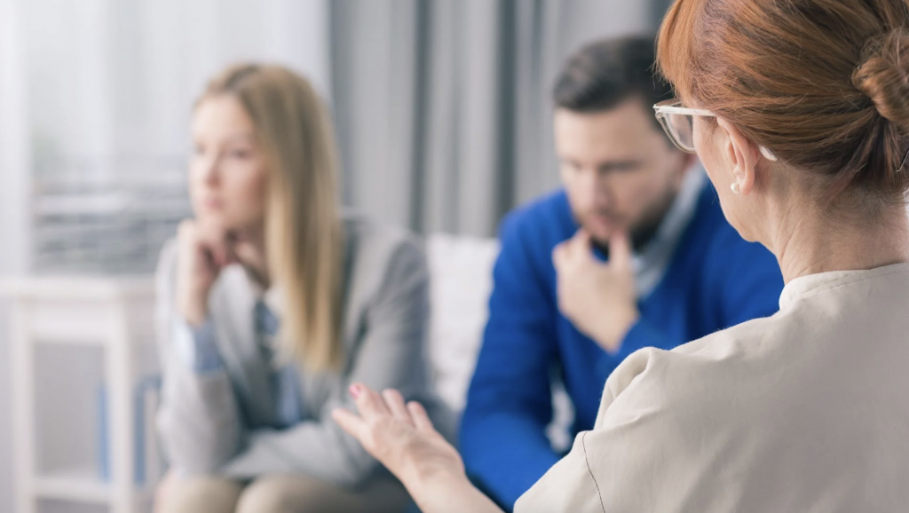 Mujer pide el divorcio porque ChatGPT le dijo que su marido la engañaba